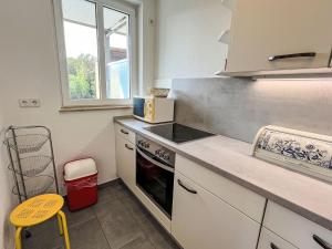 Kuchyň nebo kuchyňský kout v ubytování Apartment Karsten by Interhome