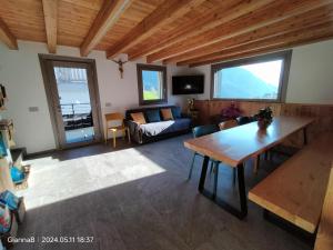 a living room with a table and a couch at beb Aria di Montagna in Forcola