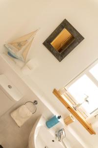 y baño con lavabo y espejo. en Lovely Holiday Home In The East Neuk Of Fife, en Anstruther