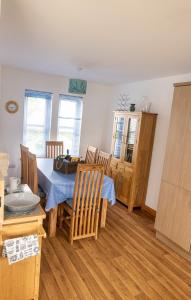cocina y comedor con mesa y sillas en Lovely Holiday Home In The East Neuk Of Fife, en Anstruther