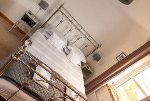 1 dormitorio con 1 cama con almohadas blancas en Lovely Holiday Home In The East Neuk Of Fife, en Anstruther