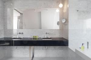 a bathroom with two sinks and a large mirror at HOTEL ALMOND BUSINESS & SPA BY GRANO Gdańsk in Gdańsk