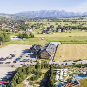 une vue aérienne sur un parking avec des voitures garées dans l'établissement Apartamenty Bujaś Resort Białka Blue Ski - obok Termy Bania, à Białka Tatrzańska