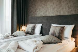 - 2 lits avec des oreillers dans une chambre dans l'établissement Apartamenty Bujaś Resort Białka Blue Ski - obok Termy Bania, à Białka Tatrzańska