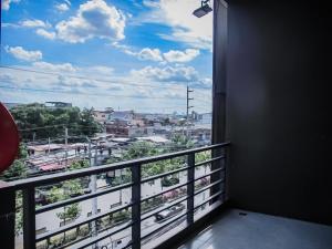 ein Balkon mit Blick auf die Stadt in der Unterkunft SLEEPY-Homey Don Mueang Airport Hostel in Bangkok