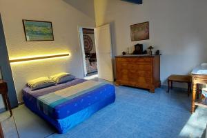 une chambre avec un lit et une commode dans l'établissement SABLE BLEU, maison d'architecte, à Andernos-les-Bains
