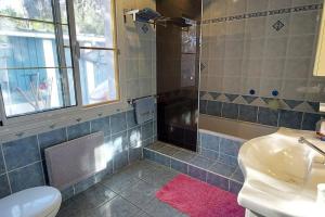 une salle de bains avec douche, lavabo et toilettes dans l'établissement SABLE BLEU, maison d'architecte, à Andernos-les-Bains 31 autres photos