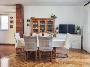 TV a/nebo společenská místnost v ubytování Apartment Ana-1 by Interhome