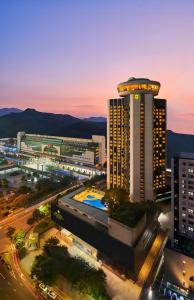 a night view of a large building with a pool at Shangri-La Shenzhen - Nearby Luohu Border, Outdoor Swimming Pool in Shenzhen