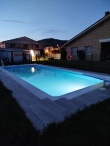 una gran piscina en un patio por la noche en Mi Limón mi limonero en Valtierra