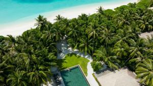widok z lotu ptaka na ośrodek z basenem i palmami w obiekcie Intercontinental Maldives Maamunagau Resort with Club benefits by IHG w mieście Raa Atoll