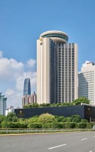 深圳深圳香格里拉, 近罗湖口岸，室外泳池的城市天际线,高楼和马路