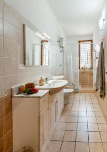 a bathroom with a sink and a toilet at Camy Wine House con giardino vicino alla stazione ferroviaria in Livorno