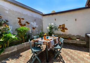 a table and chairs sitting on a patio at Camy Wine House con giardino vicino alla stazione ferroviaria in Livorno