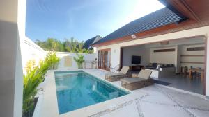 ヌサドゥアにあるKubu Dimel Suites and Villas Resortのヴィラの裏庭のプール