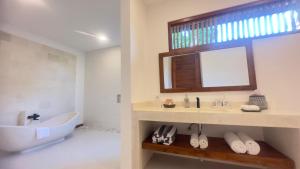 Kamar mandi di Kubu Dimel Suites and Villas Resort