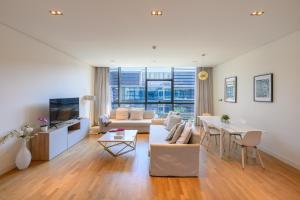 ein Wohnzimmer mit einem Sofa und einem Tisch in der Unterkunft The perfect CityWalk 1 BR in the heart of Dubai in Dubai