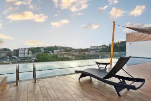 Dome Kata Resort في شاطئ كاتا: جلسة كرسي فوق البلكونة