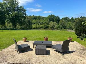 Taman di luar gîte avec piscine et étang Sarrazac Dordogne