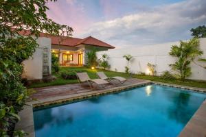 a villa with a swimming pool and a house at Villa Komoko in Komodo