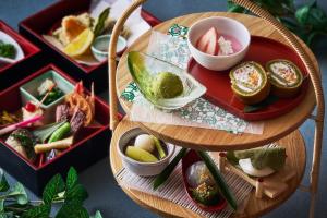 東京的住宿－品川王子大飯店，盘子上盘子上的一盘食物