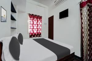 sypialnia z łóżkiem i oknem w obiekcie OYO Gala Vista w mieście Selam