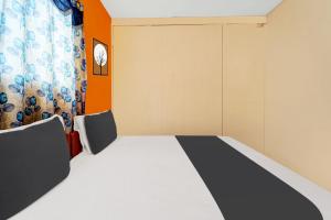 mały pokój z łóżkiem i zasłoną w obiekcie OYO Gala Vista w mieście Selam