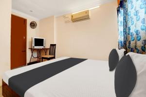 pokój hotelowy z łóżkiem i telewizorem w obiekcie OYO Gala Vista w mieście Selam