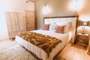 Postel nebo postele na pokoji v ubytování Château du Parc - Gîtes & spas à Pézenas + 37 fotografií