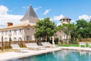 a house with a swimming pool in front of a house at Château du Parc - Gîtes & spas à Pézenas in Pézenas