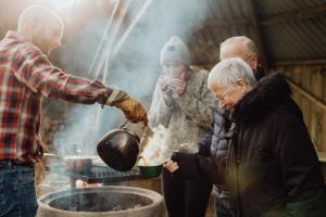um grupo de pessoas a cozinhar comida numa grelha em Bauergården em Gränna
