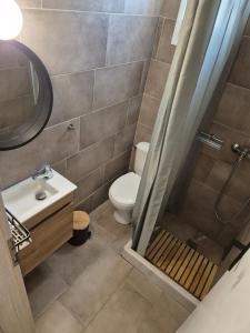 A bathroom at ēnNĒ Studios for Views & Tranquility