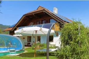 dom z basenem przed nim w obiekcie Urlaubstraum-gesamte Unterkunft w mieście Altglandorf