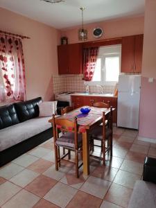 Kuchyň nebo kuchyňský kout v ubytování Αξέχαστη διαμονή - Unforgettable accommodation