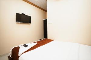 A bed or beds in a room at Hotel Airport Metro Near Chhatrapati Shivaji International Airport