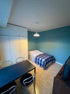 Un pat sau paturi într-o cameră la City Apartments Turku - 1 Bedroom Apartment with private sauna