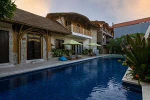 Bali Sunshine Nusa Dua内部或周边的泳池