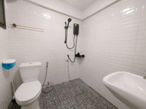 a white bathroom with a toilet and a sink at 辉煌夜市 4房泳池花园别墅 订4日提供免费接机 in Ban Na Song