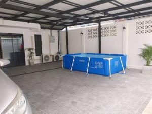 a blue table in the middle of a garage at 辉煌夜市 4房泳池花园别墅 订4日提供免费接机 in Ban Na Song