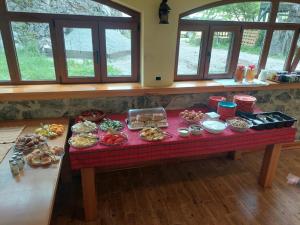 une table contenant de nombreux types de denrées alimentaires différents dans l'établissement Hostel Quku i Valbones, à Valbonë