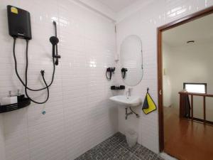 a white bathroom with a sink and a mirror at 辉煌夜市 4房泳池花园别墅 订4日提供免费接机 in Ban Na Song
