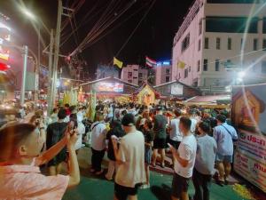a crowd of people standing in a street at night at 辉煌夜市 4房泳池花园别墅 订4日提供免费接机 in Ban Na Song