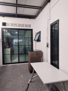 an empty room with a white table and a window at 辉煌夜市 4房泳池花园别墅 订4日提供免费接机 in Ban Na Song