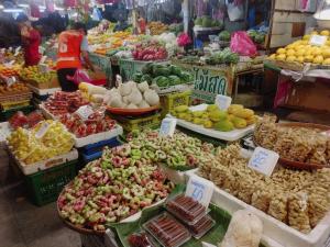 a market with many different fruits and vegetables on display at 辉煌夜市 4房泳池花园别墅 订4日提供免费接机 in Ban Na Song