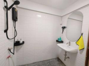 a white bathroom with a sink and a mirror at 辉煌夜市 4房泳池花园别墅 订4日提供免费接机 in Ban Na Song