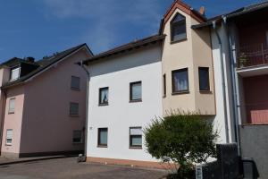 a white building with brown at Ferienwohnung Lore in Igel