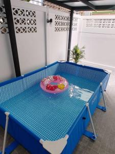 a blue table with a toy on top of it at 辉煌夜市 4房泳池花园别墅 订4日提供免费接机 in Ban Na Song