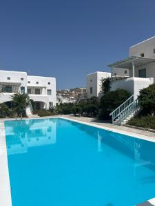 ミコノス・シティにあるMykonos Summer Houseの建物の前の大きなプール