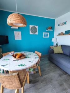 a table with a bowl of fruit on it in a living room at CorralejoDunas piscinas wifi tenis bicicletas in Corralejo