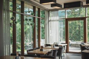 Restauracja lub miejsce do jedzenia w obiekcie Czarny Kamień Resort & SPA